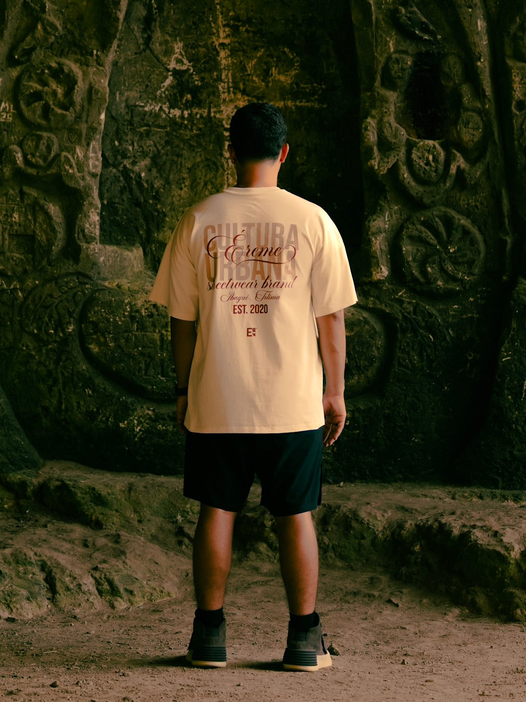 CULTURA URBANA OVERSIZE T-SHIRT.