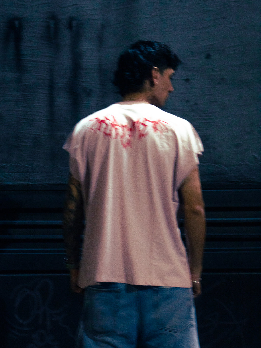 "SALVADOR" SLEEVELESS T-SHIRT.