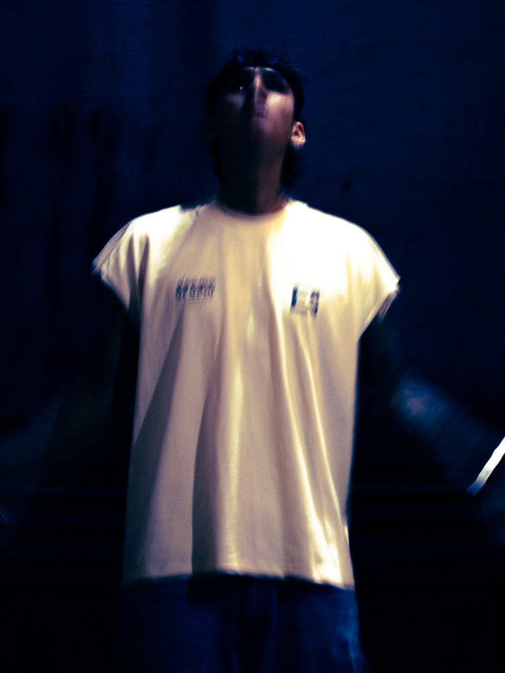 "PLEGARIA" SLEEVELESS T-SHIRT.